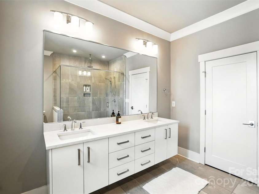 7903 Rea View Court, Charlotte, NC 28226.  MLS# CAR4284335, YatesRealty ID 35024. Large Secondary Bath up
