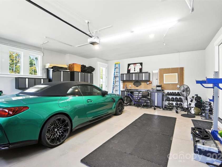7903 Rea View Court, Charlotte, NC 28226.  MLS# CAR4284335, YatesRealty ID 35024. Large, Spacious finished 2 car garage
