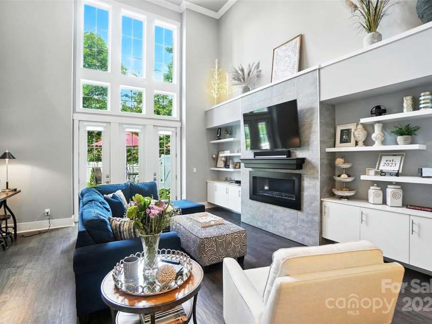 7903 Rea View Court, Charlotte, NC 28226.  MLS# CAR4284335, YatesRealty ID 35024. Soaring ceilings in the Living Room