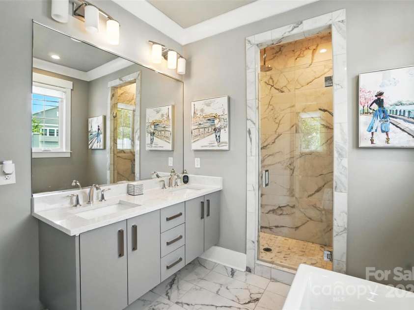 7903 Rea View Court, Charlotte, NC 28226.  MLS# CAR4284335, YatesRealty ID 35024. Spacious Primary Bath
