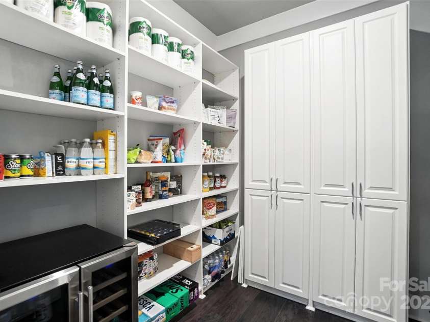 7903 Rea View Court, Charlotte, NC 28226.  MLS# CAR4284335, YatesRealty ID 35024. Spacious Walk-in pantry