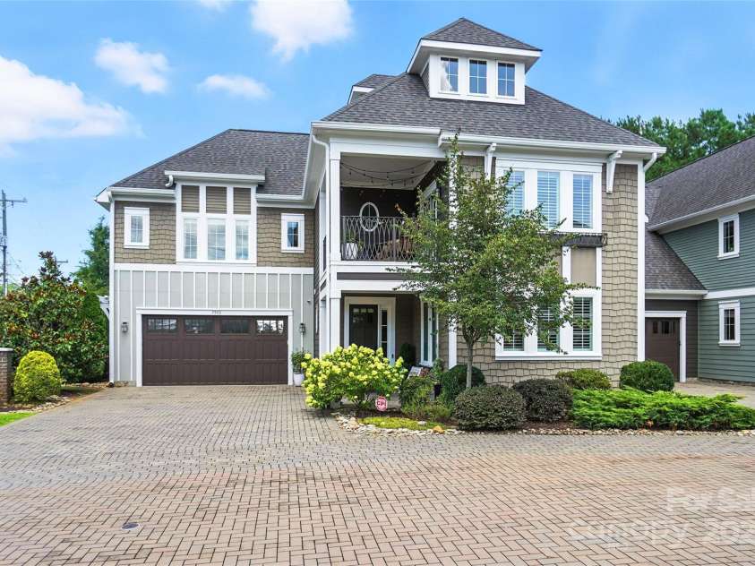 7903 Rea View Court, Charlotte, NC 28226.  MLS# CAR4284335, YatesRealty ID 35024. Welcome Home to 7903 Rea View Court