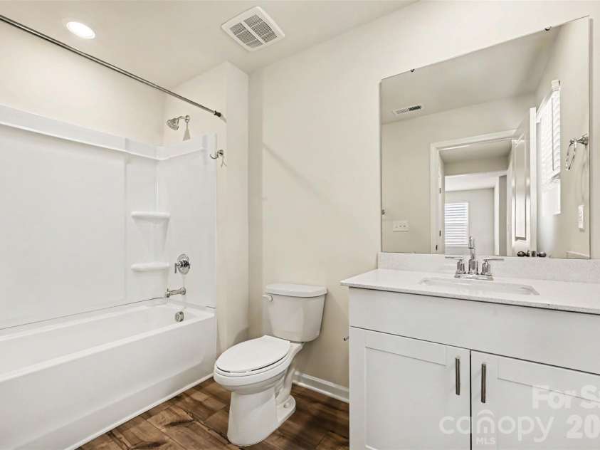 1160 Harland Street, Charlotte, NC 28216.  MLS# CAR4430535, YatesRealty ID 35025. 2nd full bath