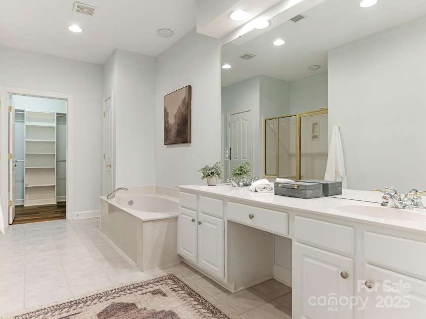 5106 Amherst Trail Drive, Charlotte, NC 28226.  MLS# CAR4294130, YatesRealty ID 35025. 
