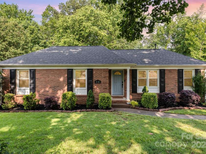 4924 Farm Pond Lane, Charlotte, NC 28212.  MLS# CAR4261185, YatesRealty ID 35026. 