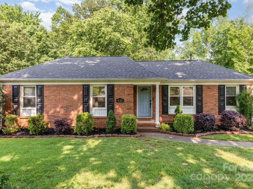 4924 Farm Pond Lane, Charlotte, NC 28212.  MLS# CAR4261185, YatesRealty ID 35026. 