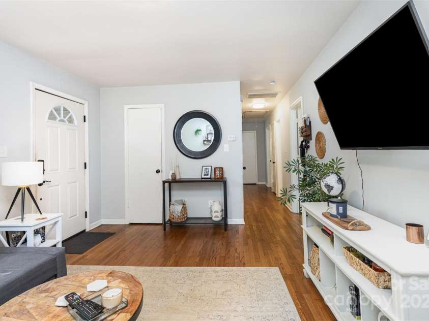 4924 Farm Pond Lane, Charlotte, NC 28212.  MLS# CAR4261185, YatesRealty ID 35026. 