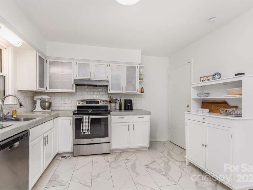 4924 Farm Pond Lane, Charlotte, NC 28212.  MLS# CAR4261185, YatesRealty ID 35026. 