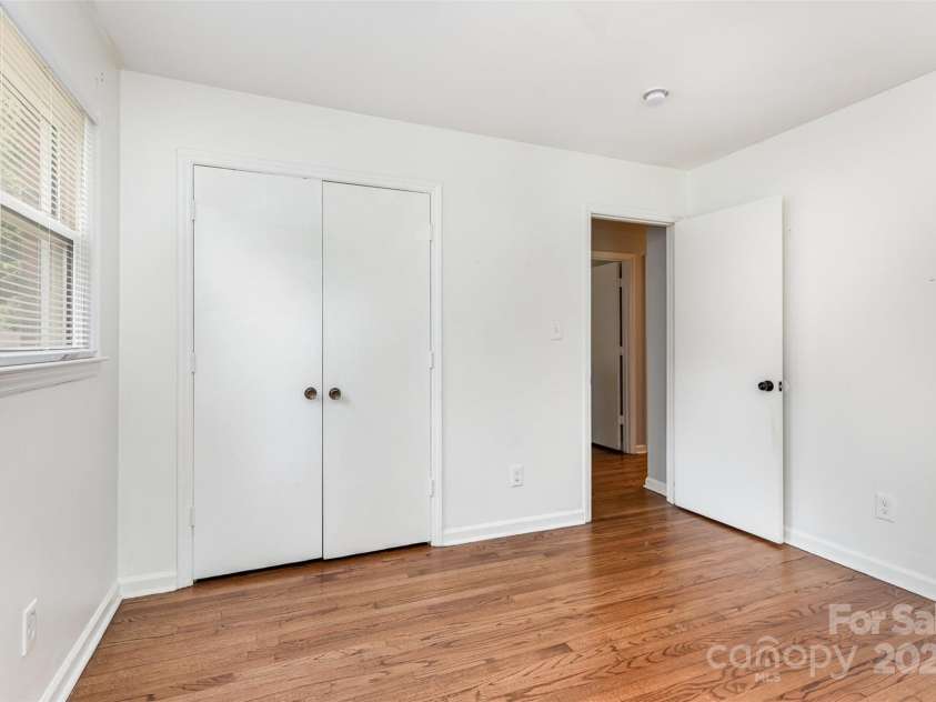 4924 Farm Pond Lane, Charlotte, NC 28212.  MLS# CAR4261185, YatesRealty ID 35026. 