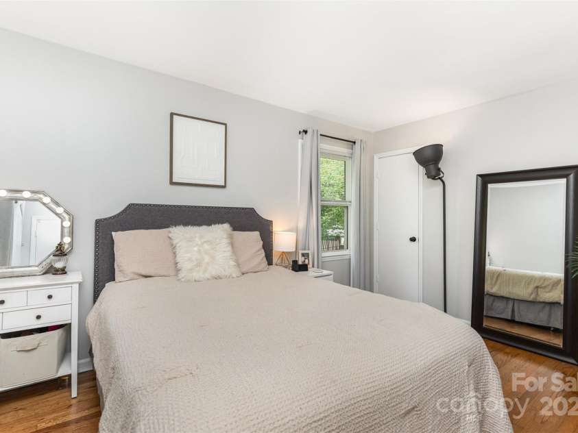 4924 Farm Pond Lane, Charlotte, NC 28212.  MLS# CAR4261185, YatesRealty ID 35026. 