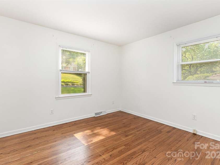 4924 Farm Pond Lane, Charlotte, NC 28212.  MLS# CAR4261185, YatesRealty ID 35026. 