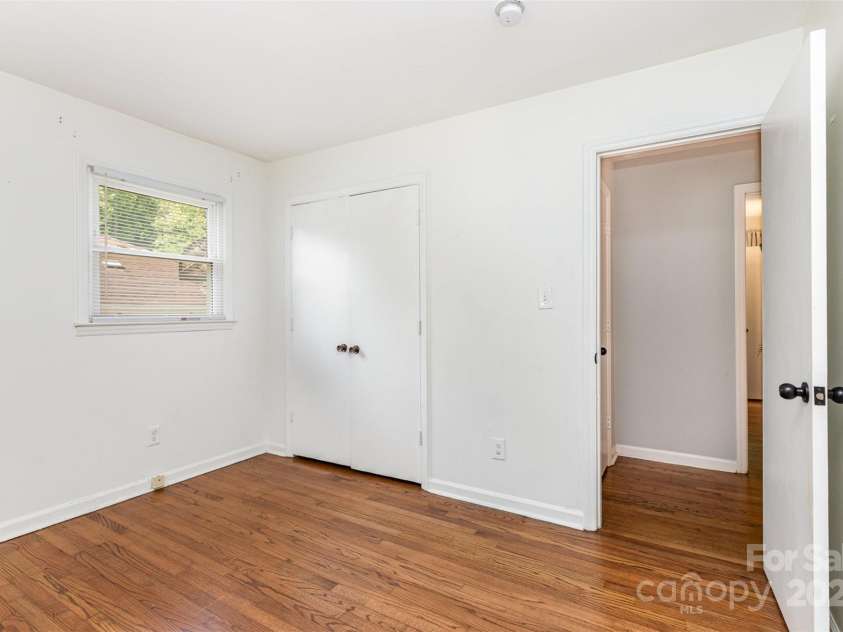4924 Farm Pond Lane, Charlotte, NC 28212.  MLS# CAR4261185, YatesRealty ID 35026. 