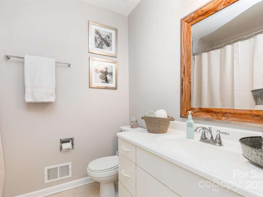 4924 Farm Pond Lane, Charlotte, NC 28212.  MLS# CAR4261185, YatesRealty ID 35026. 