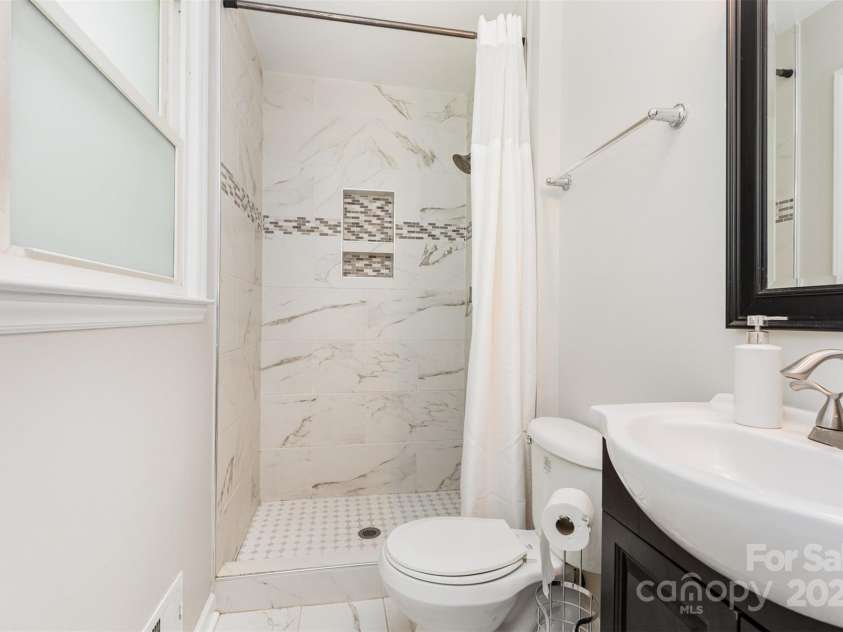 4924 Farm Pond Lane, Charlotte, NC 28212.  MLS# CAR4261185, YatesRealty ID 35026. 