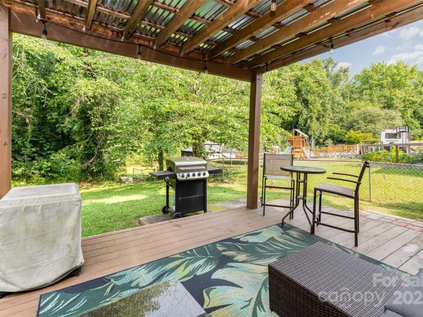 4924 Farm Pond Lane, Charlotte, NC 28212.  MLS# CAR4261185, YatesRealty ID 35026. 