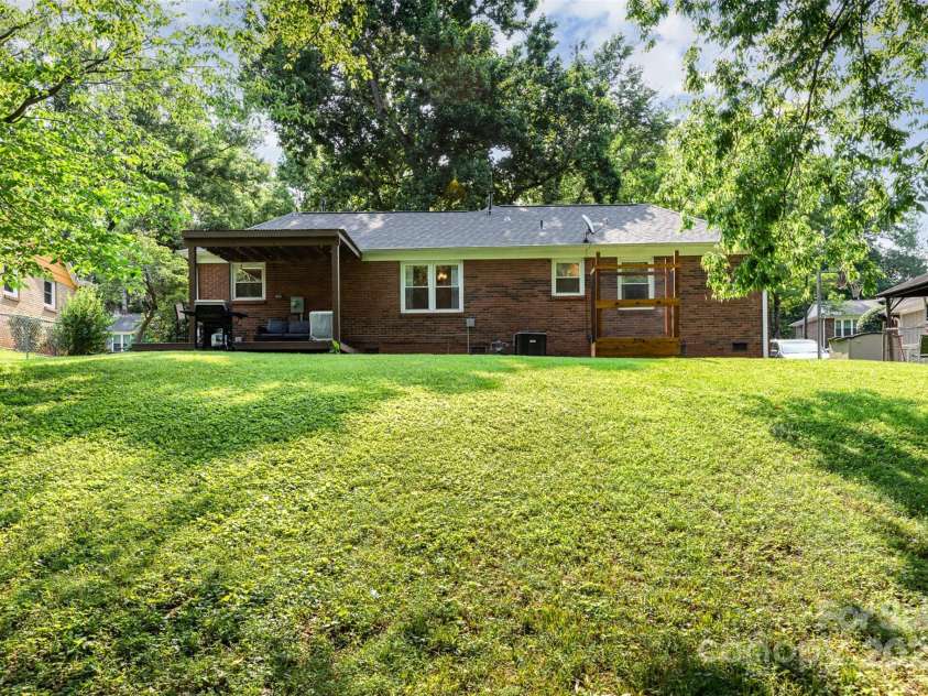 4924 Farm Pond Lane, Charlotte, NC 28212.  MLS# CAR4261185, YatesRealty ID 35026. 
