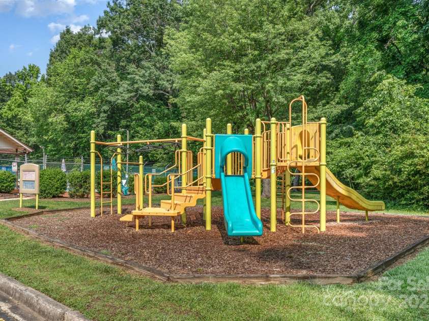 4924 Farm Pond Lane, Charlotte, NC 28212.  MLS# CAR4261185, YatesRealty ID 35026. 
