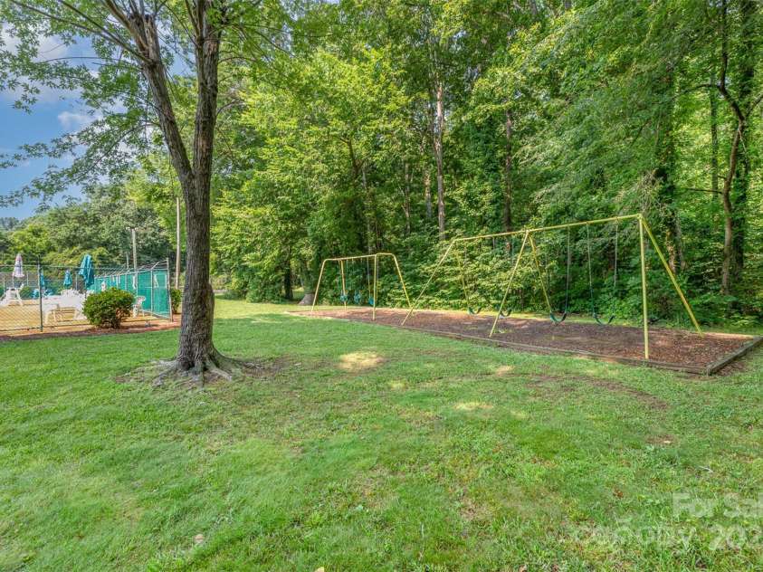 4924 Farm Pond Lane, Charlotte, NC 28212.  MLS# CAR4261185, YatesRealty ID 35026. 