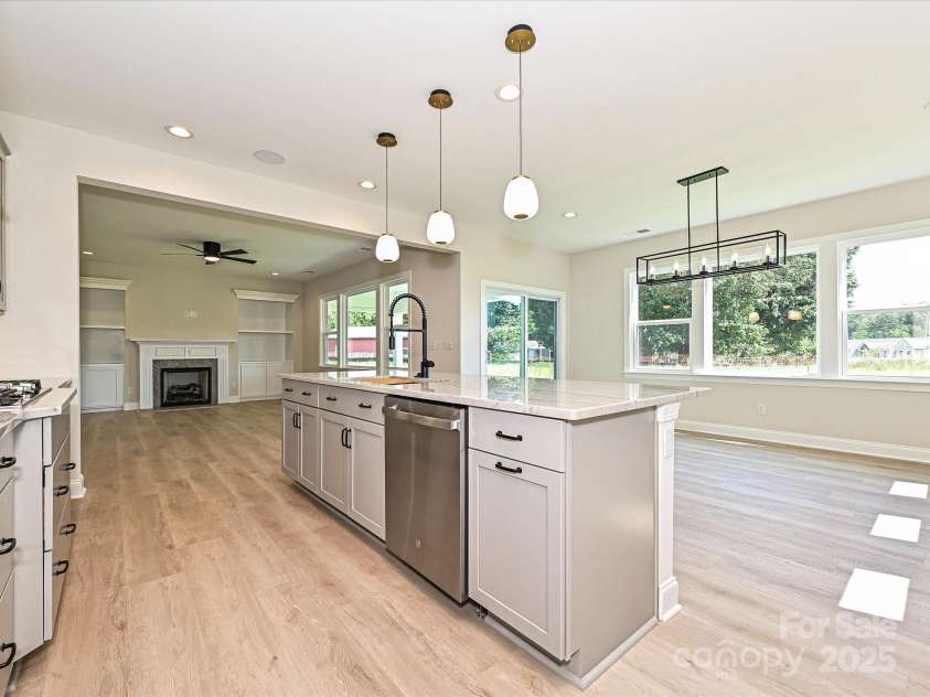 113 Tonbridge Way, Mooresville, NC 28115.  MLS# CAR4264342, YatesRealty ID 35027. Kitchen/Breakfast/Family Room