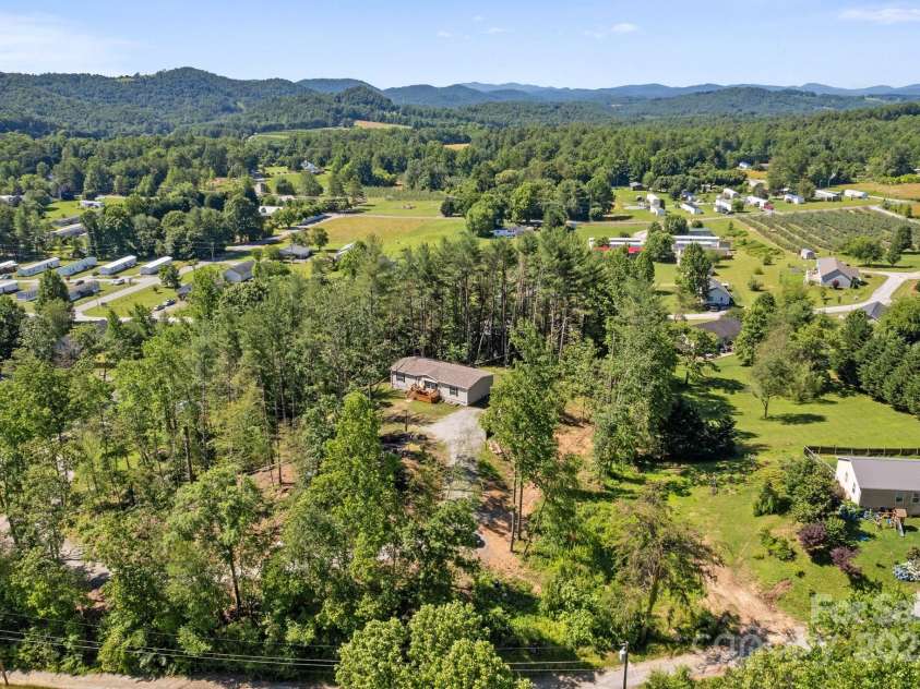 102 Kiwassa Lane, Hendersonville, NC 28792.  MLS# CAR4273679, YatesRealty ID 35028. 