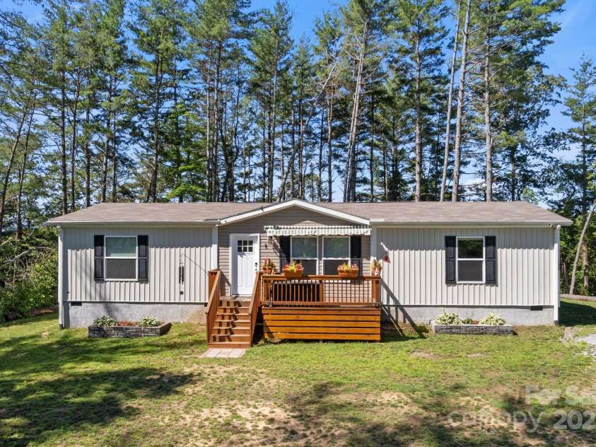 102 Kiwassa Lane, Hendersonville, NC 28792.  MLS# CAR4273679, YatesRealty ID 35028. Welcome to 102 Kiwassa Lane