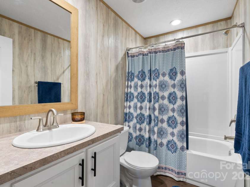 102 Kiwassa Lane, Hendersonville, NC 28792.  MLS# CAR4333333, YatesRealty ID 35028. 2nd full bathroom located next to the 2nd and 3rd bedrooms