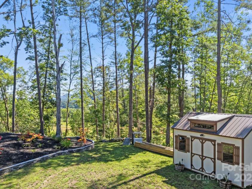 102 Kiwassa Lane, Hendersonville, NC 28792.  MLS# CAR4333333, YatesRealty ID 35028. 