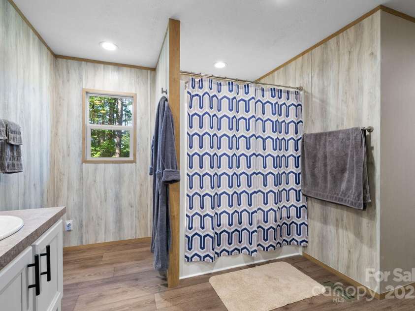 102 Kiwassa Lane, Hendersonville, NC 28792.  MLS# CAR4333333, YatesRealty ID 35028. 