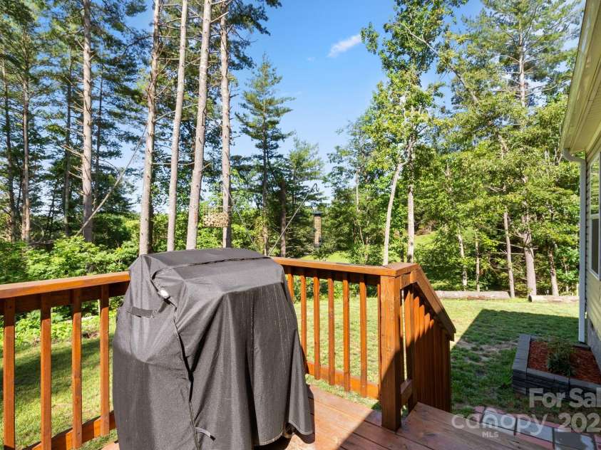 102 Kiwassa Lane, Hendersonville, NC 28792.  MLS# CAR4333333, YatesRealty ID 35028. 