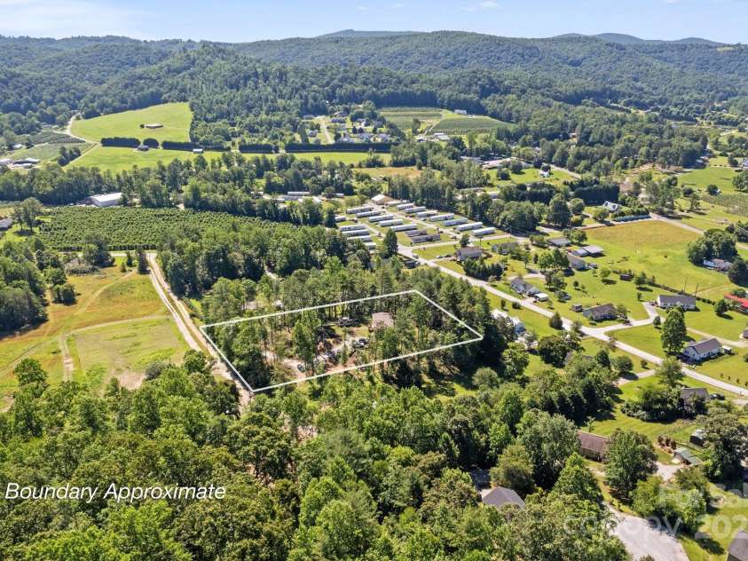 102 Kiwassa Lane, Hendersonville, NC 28792.  MLS# CAR4333333, YatesRealty ID 35028. Boundary Approximate