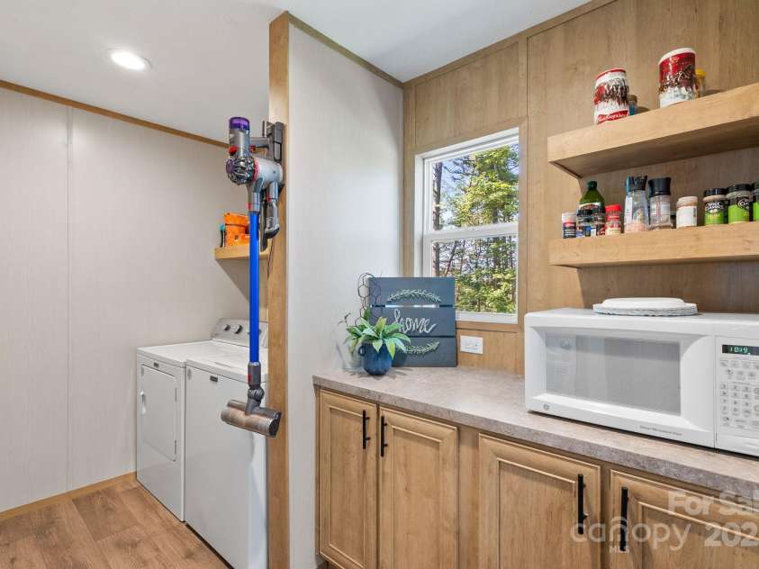 102 Kiwassa Lane, Hendersonville, NC 28792.  MLS# CAR4333333, YatesRealty ID 35028. Coffee bar area 