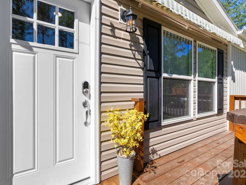102 Kiwassa Lane, Hendersonville, NC 28792.  MLS# CAR4333333, YatesRealty ID 35028. Front door