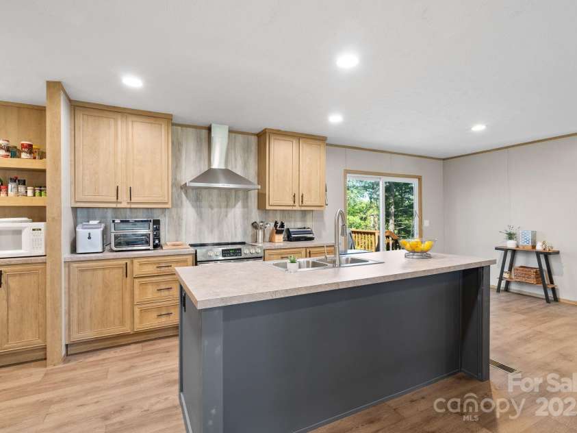 102 Kiwassa Lane, Hendersonville, NC 28792.  MLS# CAR4333333, YatesRealty ID 35028. Large kitchen 