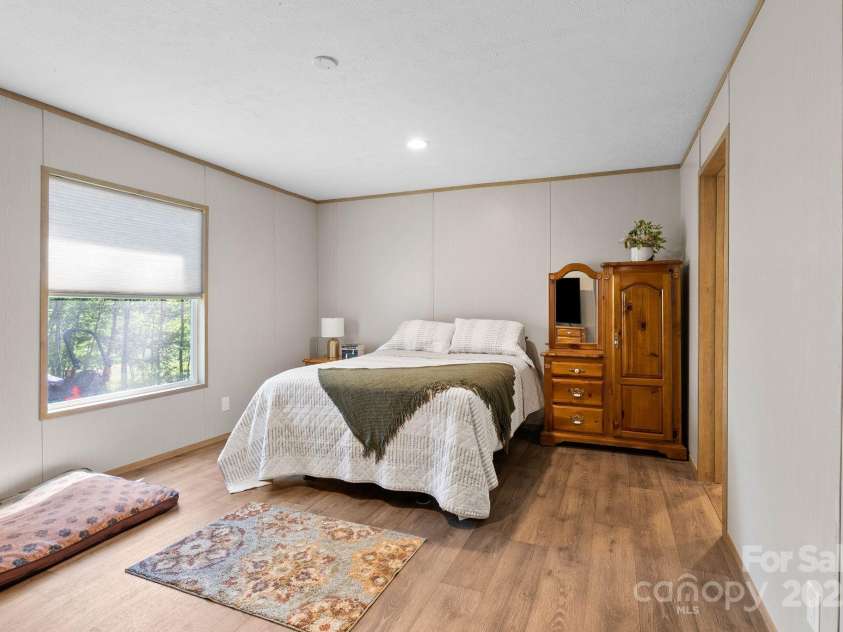 102 Kiwassa Lane, Hendersonville, NC 28792.  MLS# CAR4333333, YatesRealty ID 35028. Large Primary bedroom with ensuite