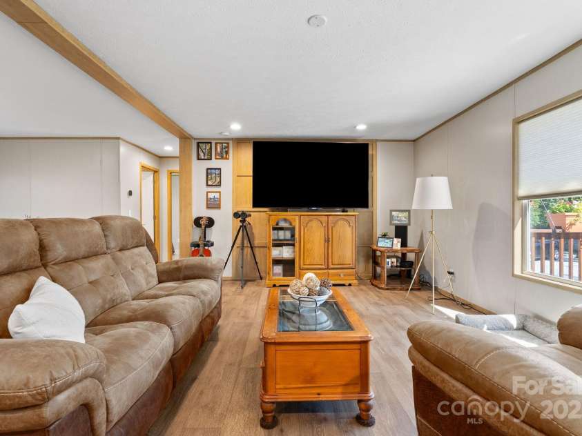 102 Kiwassa Lane, Hendersonville, NC 28792.  MLS# CAR4333333, YatesRealty ID 35028. Living room