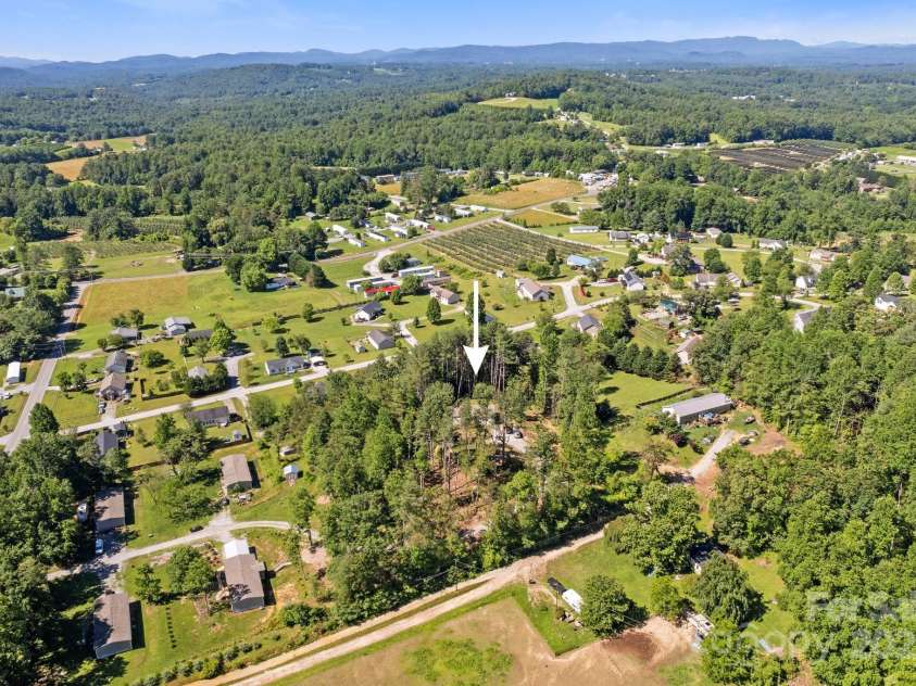 102 Kiwassa Lane, Hendersonville, NC 28792.  MLS# CAR4333333, YatesRealty ID 35028. Located in the heart of Apple Valley 