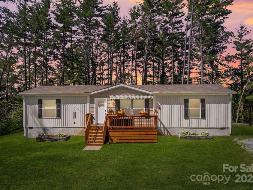 102 Kiwassa Lane, Hendersonville, NC 28792.  MLS# CAR4333333, YatesRealty ID 35028. Make 102 Kiwassa your HOME! 