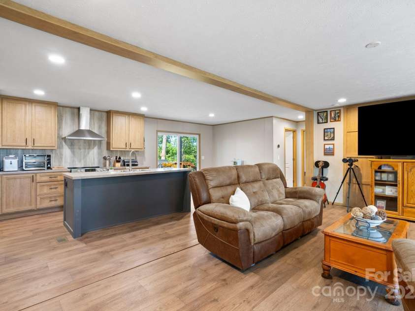 102 Kiwassa Lane, Hendersonville, NC 28792.  MLS# CAR4333333, YatesRealty ID 35028. Open floor concept 