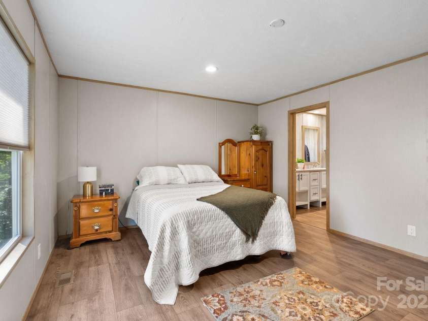 102 Kiwassa Lane, Hendersonville, NC 28792.  MLS# CAR4333333, YatesRealty ID 35028. Plenty of natural light 