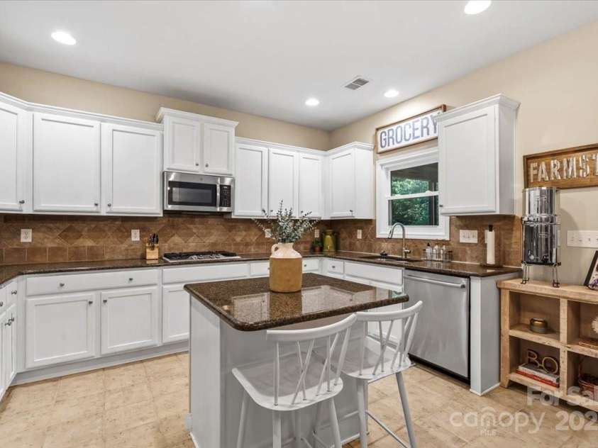 1800 Robbins Meadows Drive, Waxhaw, NC 28173.  MLS# CAR4275085, YatesRealty ID 35029. 