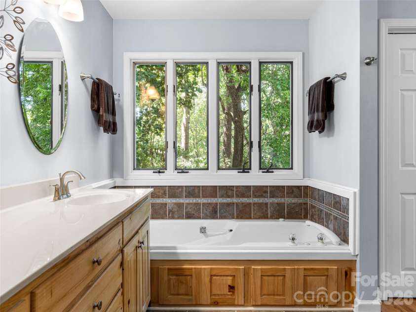 22 Meadow Brook Drive, Fletcher, NC 28732.  MLS# CAR4398596, YatesRealty ID 35029. Soaking tub