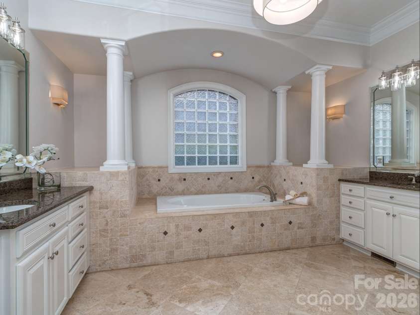 8208 Wingard Road, Waxhaw, NC 28173.  MLS# CAR4289721, YatesRealty ID 3503. Primary Bathroom w/ Soaking Tub