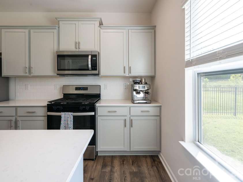 162 Wheatfield Road, Fletcher, NC 28732.  MLS# CAR4396521, YatesRealty ID 35030. Gas oven