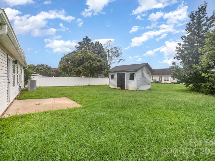 6923 Reese Furr Drive, Charlotte, NC 28216.  MLS# CAR4291127, YatesRealty ID 35031. 