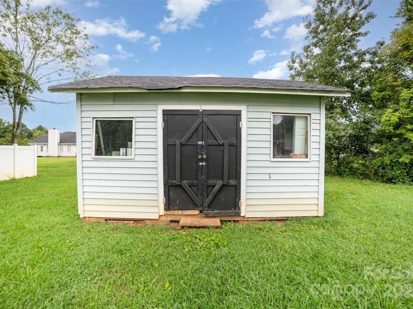 6923 Reese Furr Drive, Charlotte, NC 28216.  MLS# CAR4291127, YatesRealty ID 35031. 