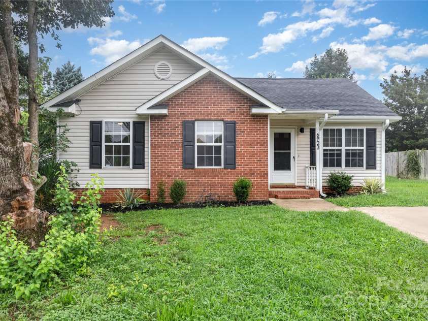 6923 Reese Furr Drive, Charlotte, NC 28216.  MLS# CAR4291127, YatesRealty ID 35031. 