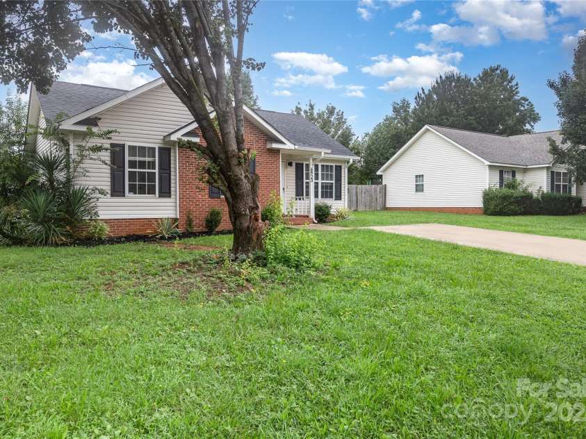 6923 Reese Furr Drive, Charlotte, NC 28216.  MLS# CAR4291127, YatesRealty ID 35031. 