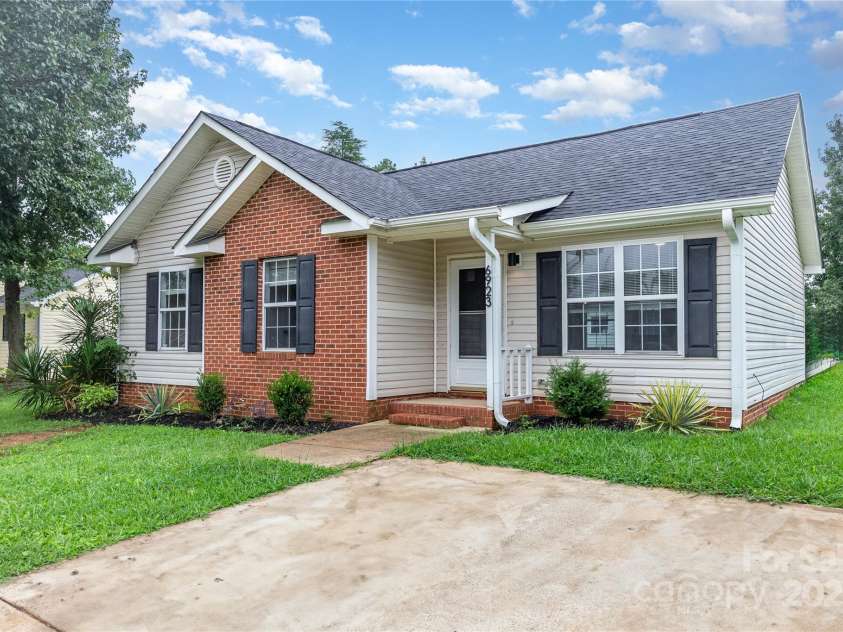 6923 Reese Furr Drive, Charlotte, NC 28216.  MLS# CAR4291127, YatesRealty ID 35031. 