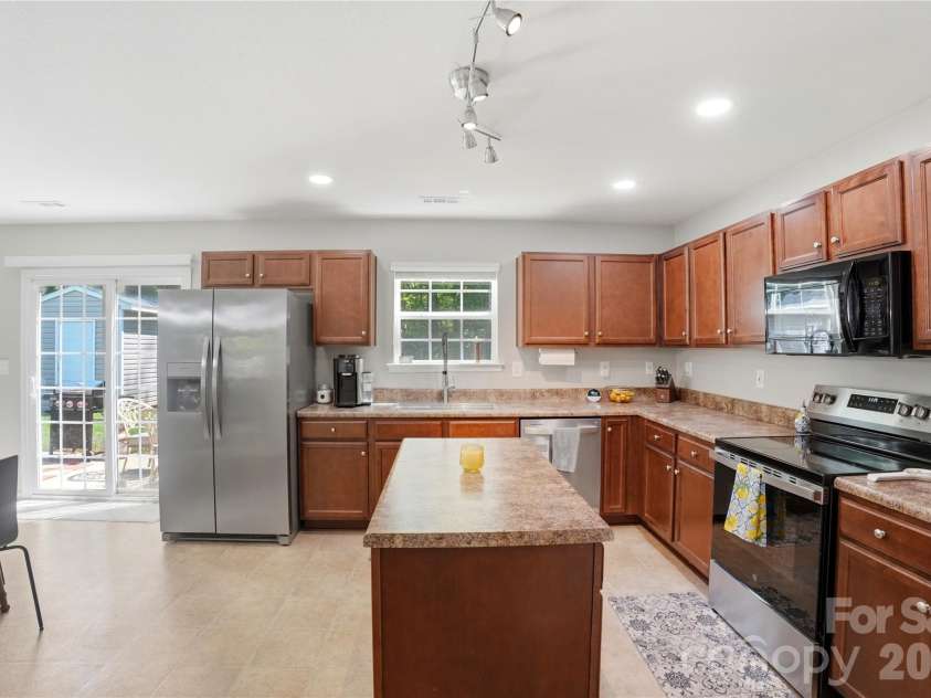 9428 Quilting Bee Lane, Charlotte, NC 28216.  MLS# CAR4400381, YatesRealty ID 35031. 