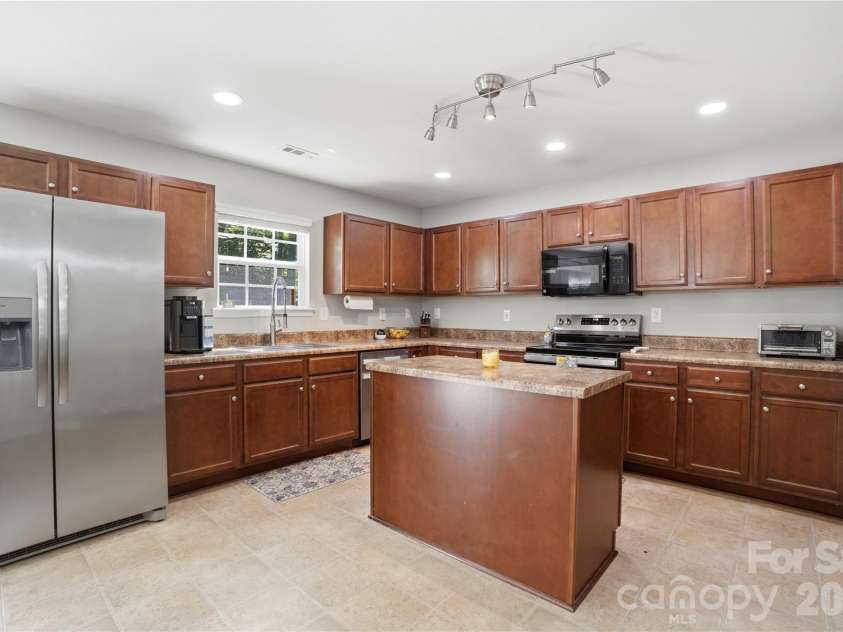 9428 Quilting Bee Lane, Charlotte, NC 28216.  MLS# CAR4400381, YatesRealty ID 35031. 